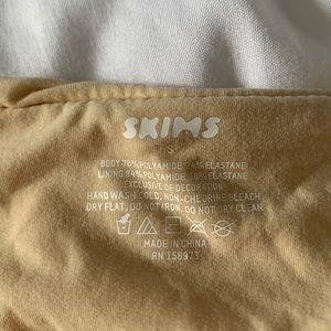 SKIMS STRAPLESS BANDEAU (NEVER WORN)